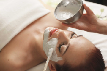 Cura del viso con i cosmetici Babor