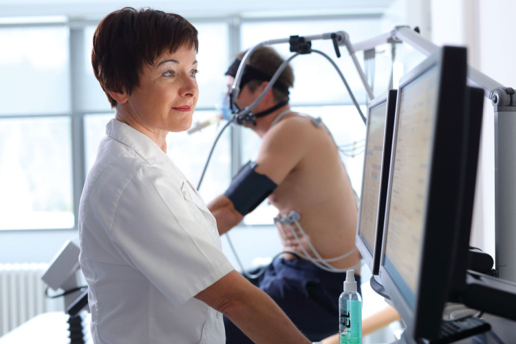 Pacient izvaja obremenitveni test - kardiologija.